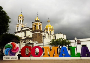 Colorful sign reads "Comala, Mexico"